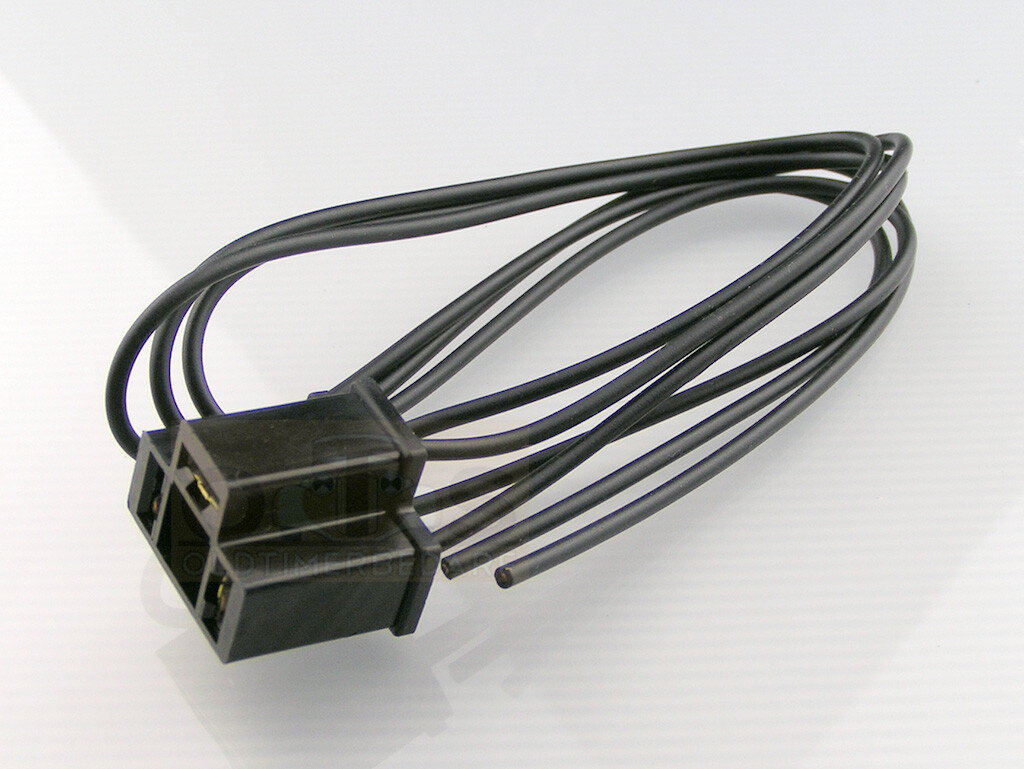 https://www.oldtimerbedarf.de/media/image/product/6400/lg/h4-stecker-mit-kabel-fuer-bilux-h4-gluehbirne-einbaufertig.jpg